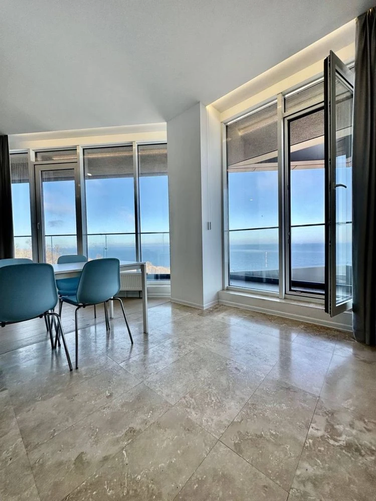 Sea view apartment on French Boulevard, 3