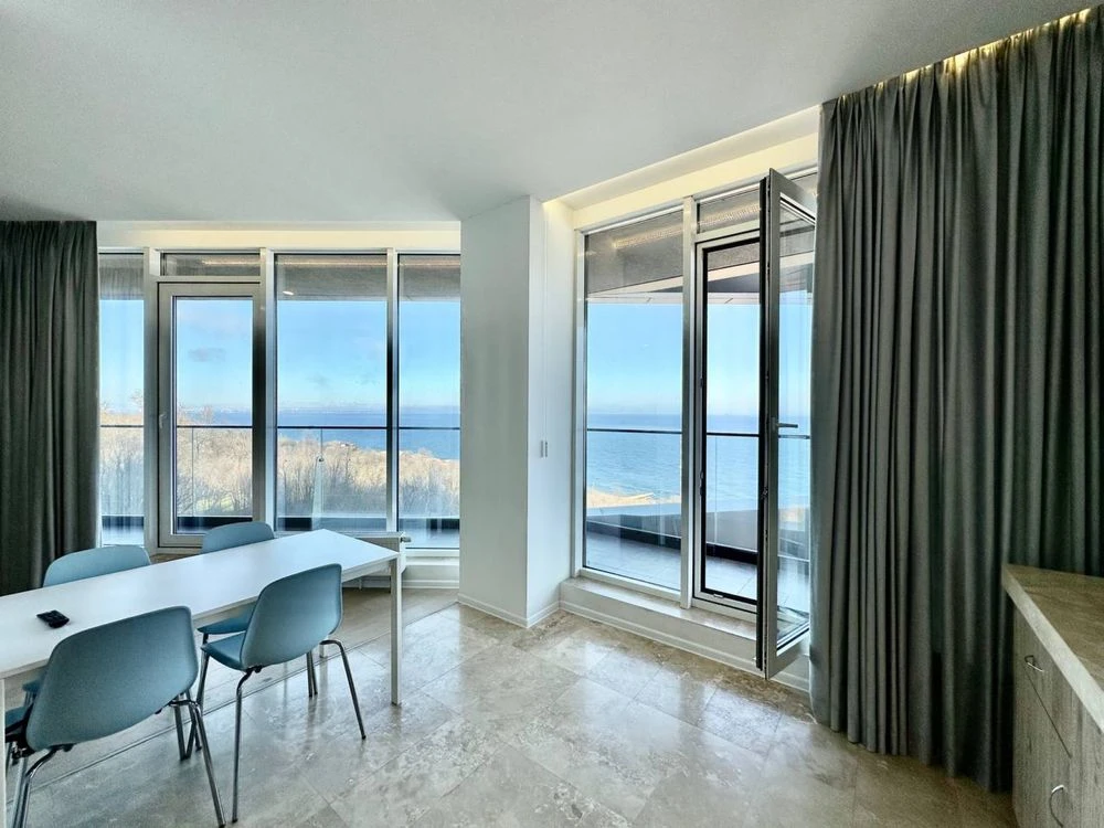 Sea view apartment on French Boulevard, 3