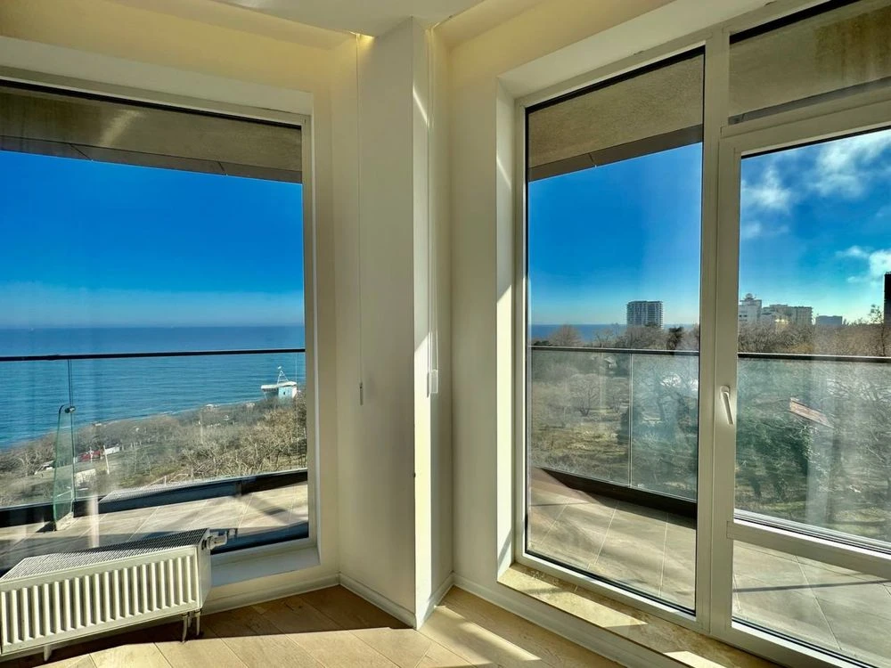 Sea view apartment on French Boulevard, 3