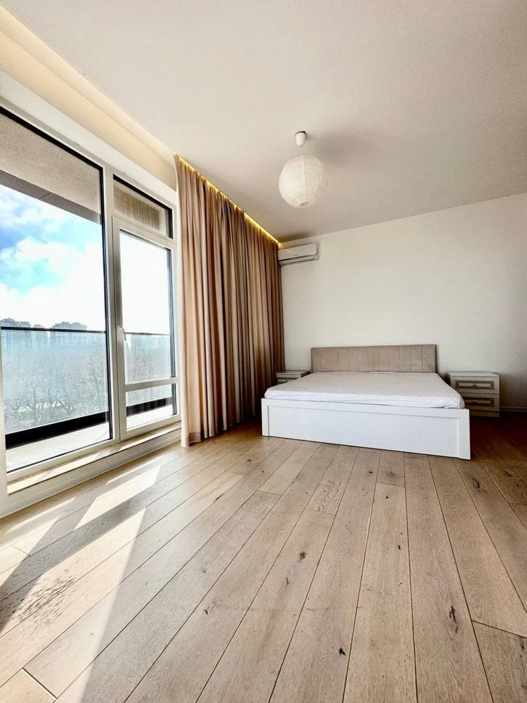 Sea view apartment on French Boulevard, 3