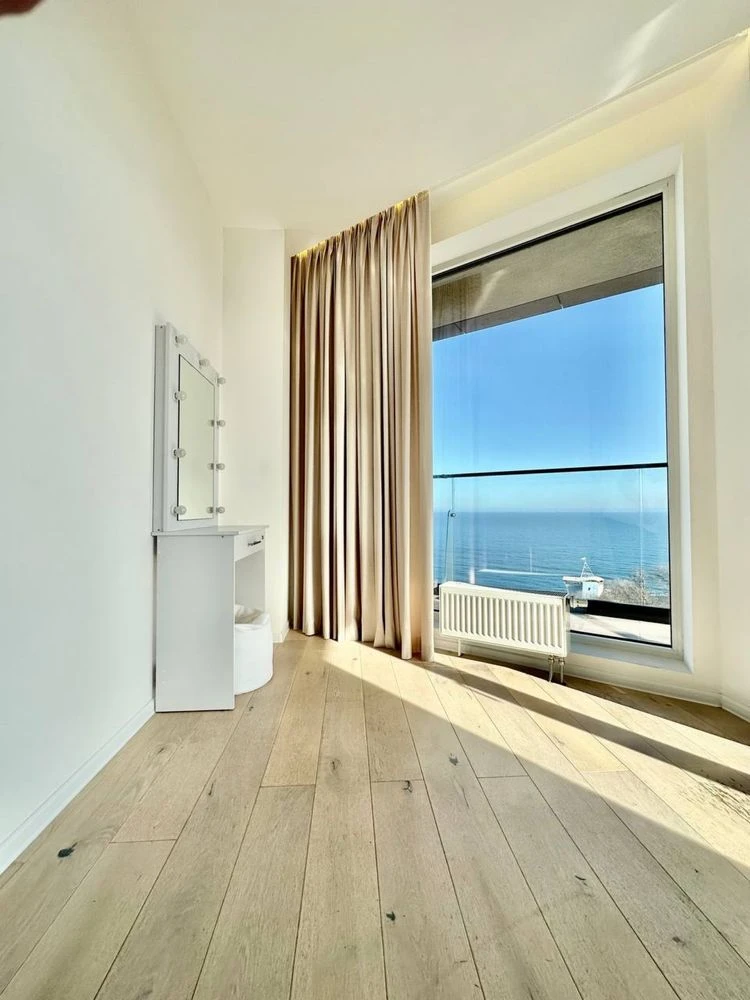 Sea view apartment on French Boulevard, 3
