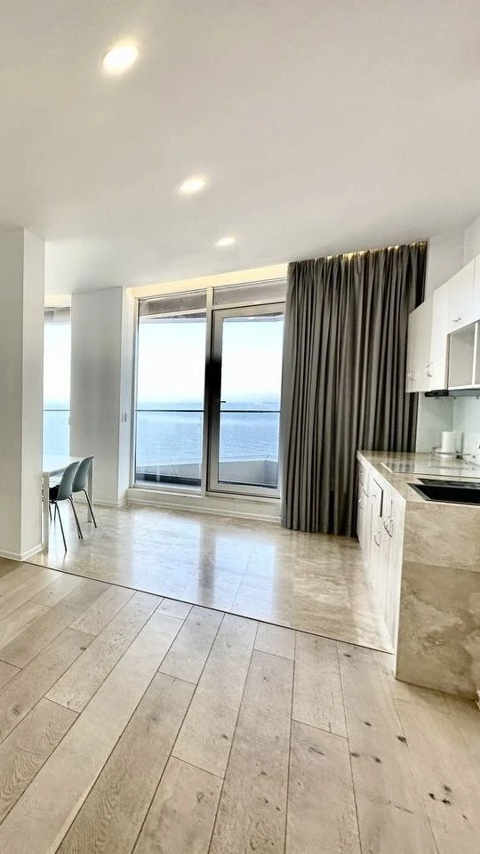 Sea view apartment on French Boulevard, 3
