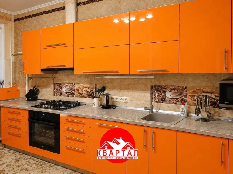 Apartment for sale: 4-room apartment in a new building with renovation. Center.