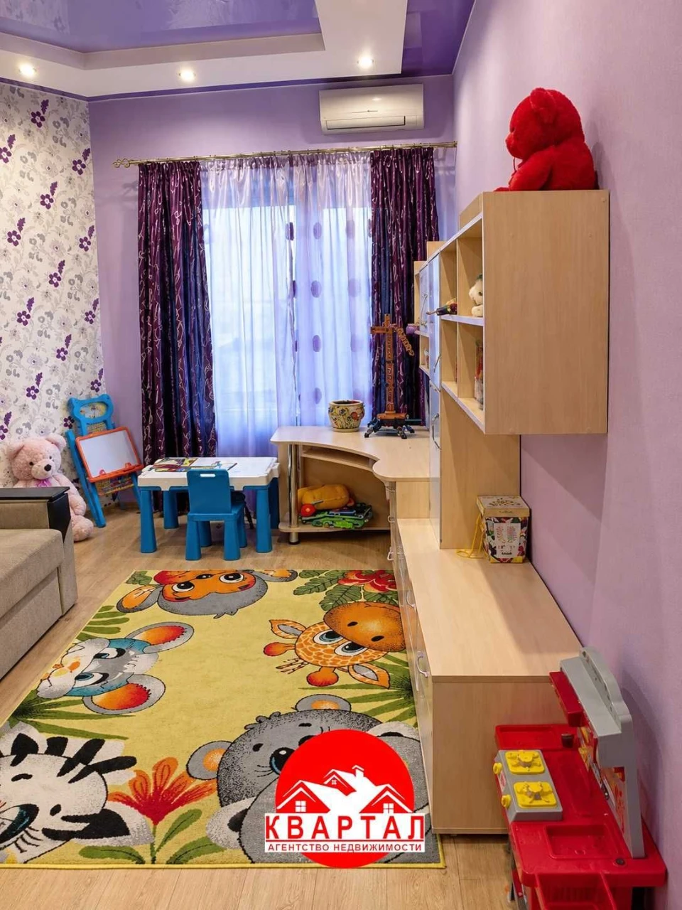 Продається 4-кімнатна квартира в новобудові з ремонтом. Центр