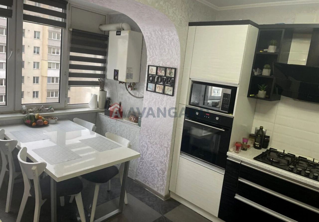 Sale of a 3-bedroom apartment with high-quality renovation