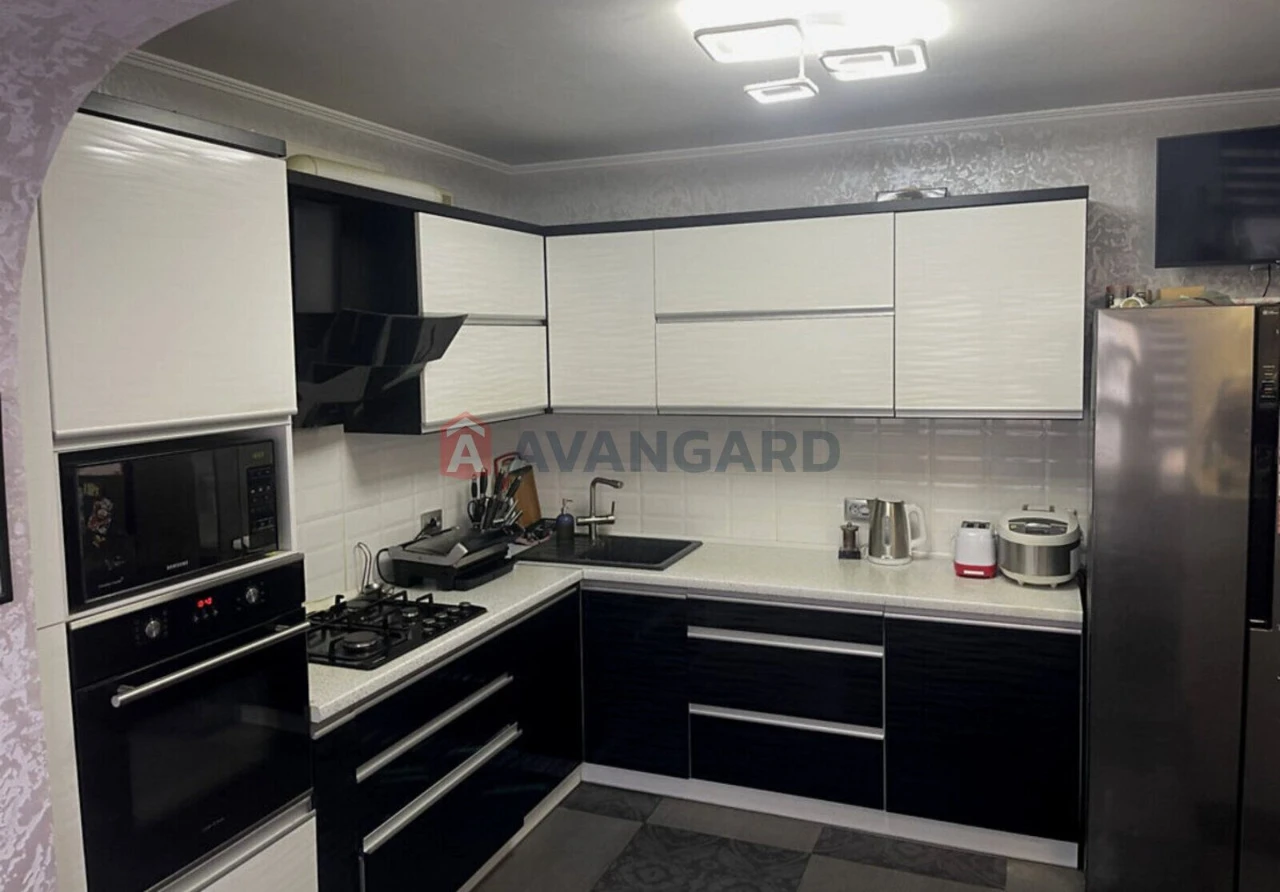 Sale of a 3-bedroom apartment with high-quality renovation