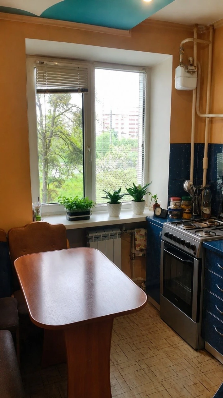 For Sale: 1-room apartment with renovation, 2nd floor, Romenskaya,
