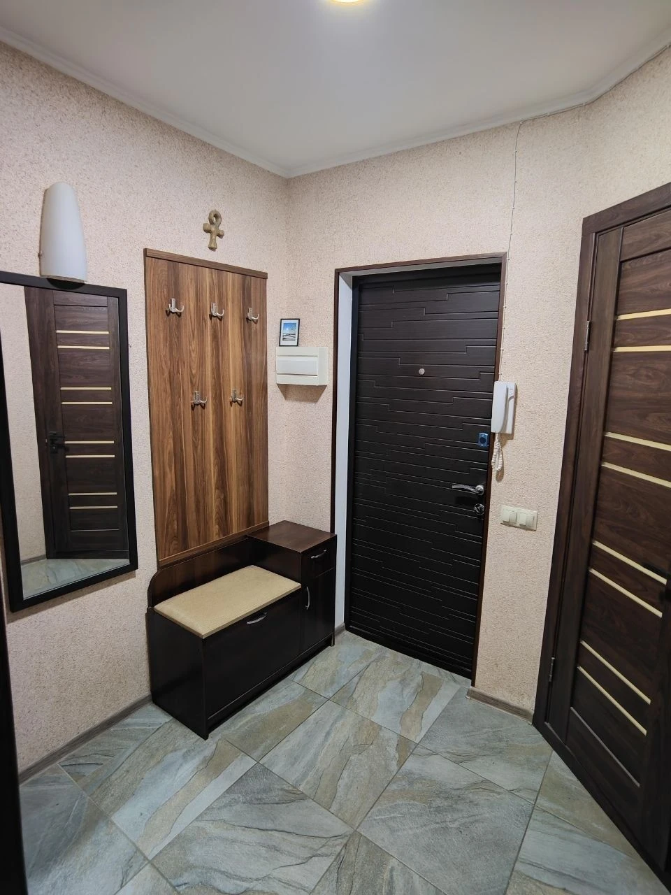 Однокімнатна квартира з ремонтом рядом с метро «Героев Днепра»