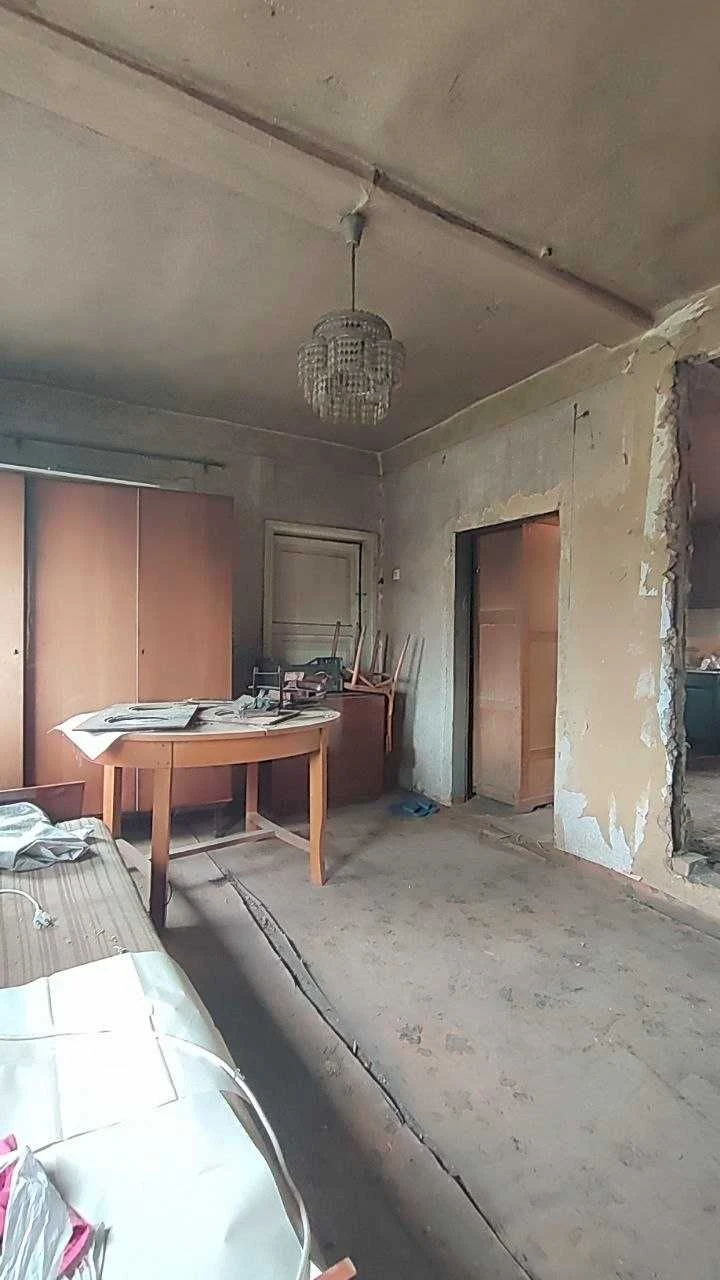 Продається невеликий будинок з газом в Дельгачах, район переїзду.