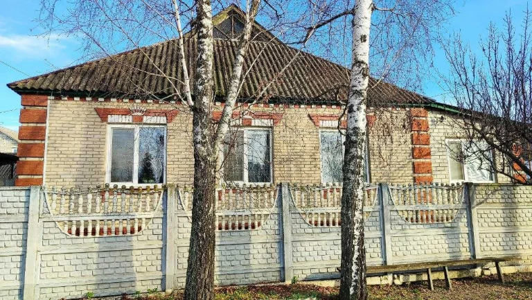 Urgent sale of a brick house in the center of Dergach.