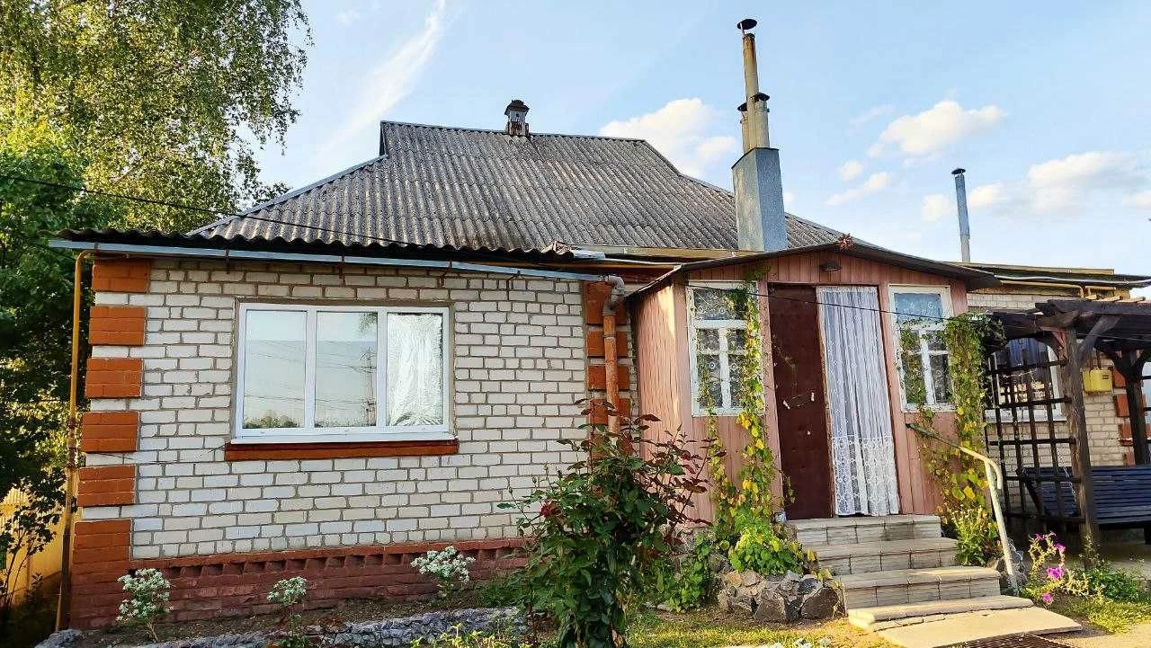 Терміновий продаж цегляного будинку в центрі Дергачів.