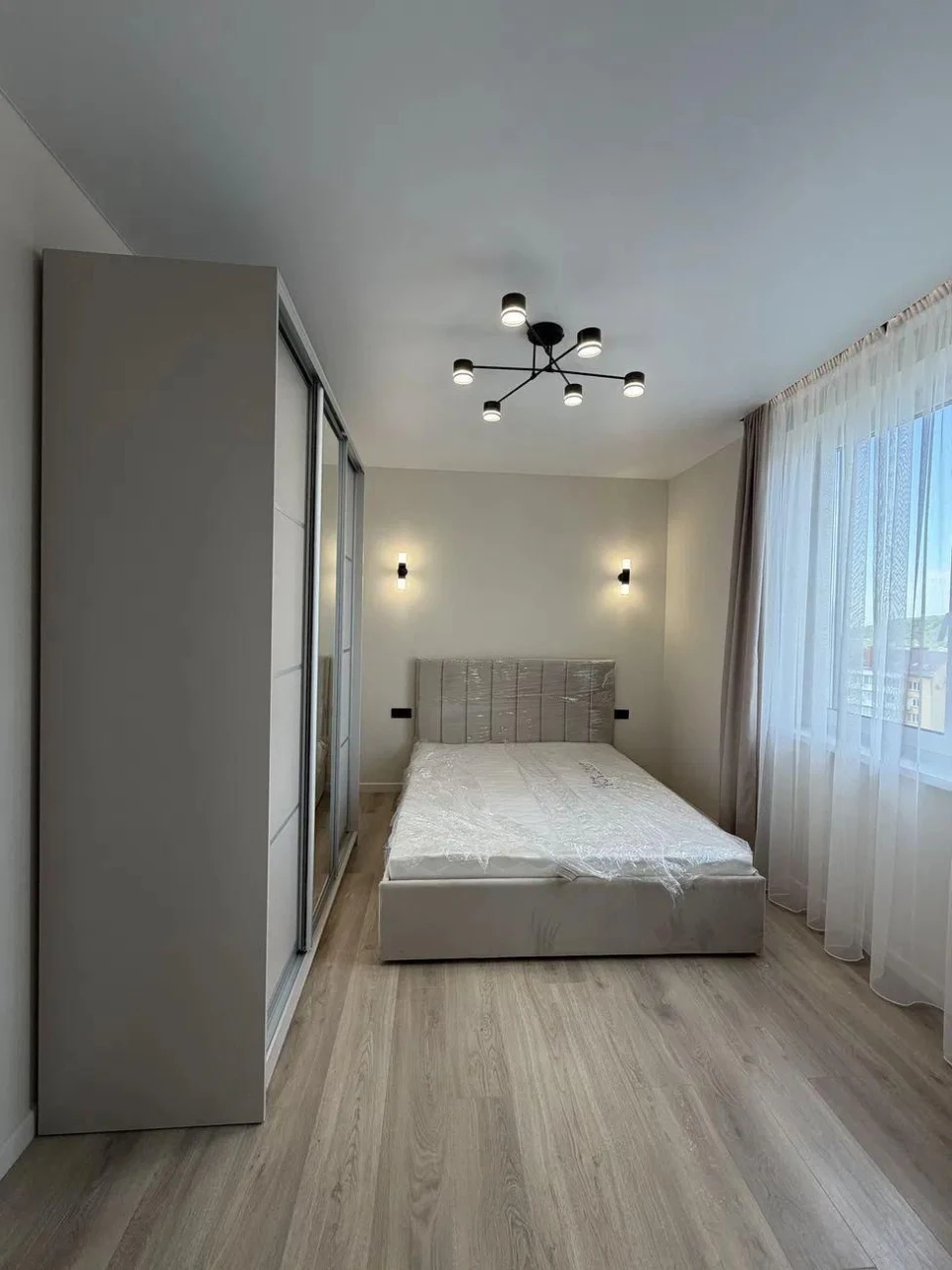 Продается светлая просторная квартира с 1,5 комнатами.