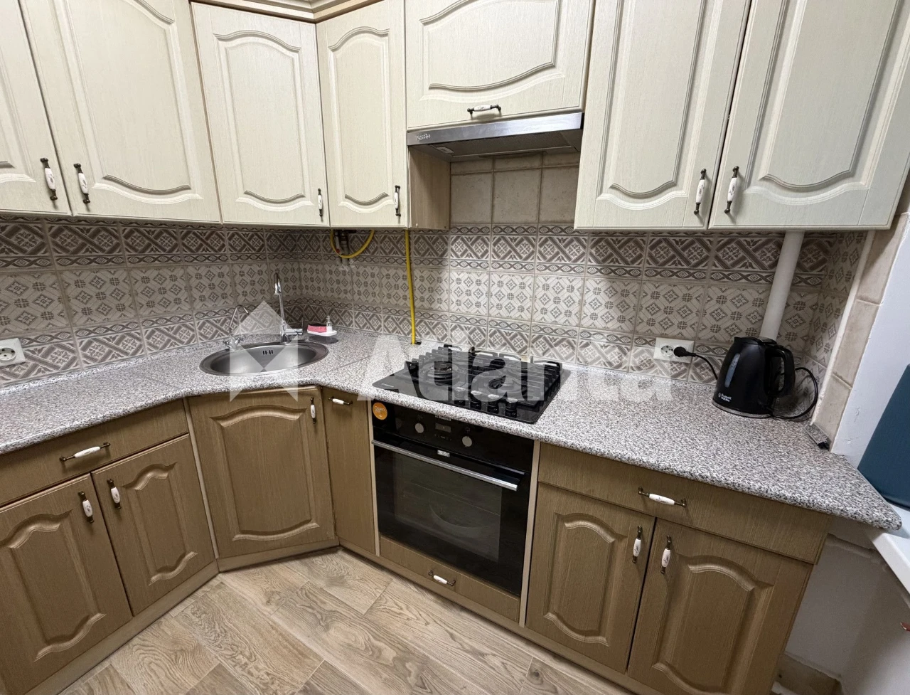 Sale of a 1-room apartment in the city center on Zолота Street.