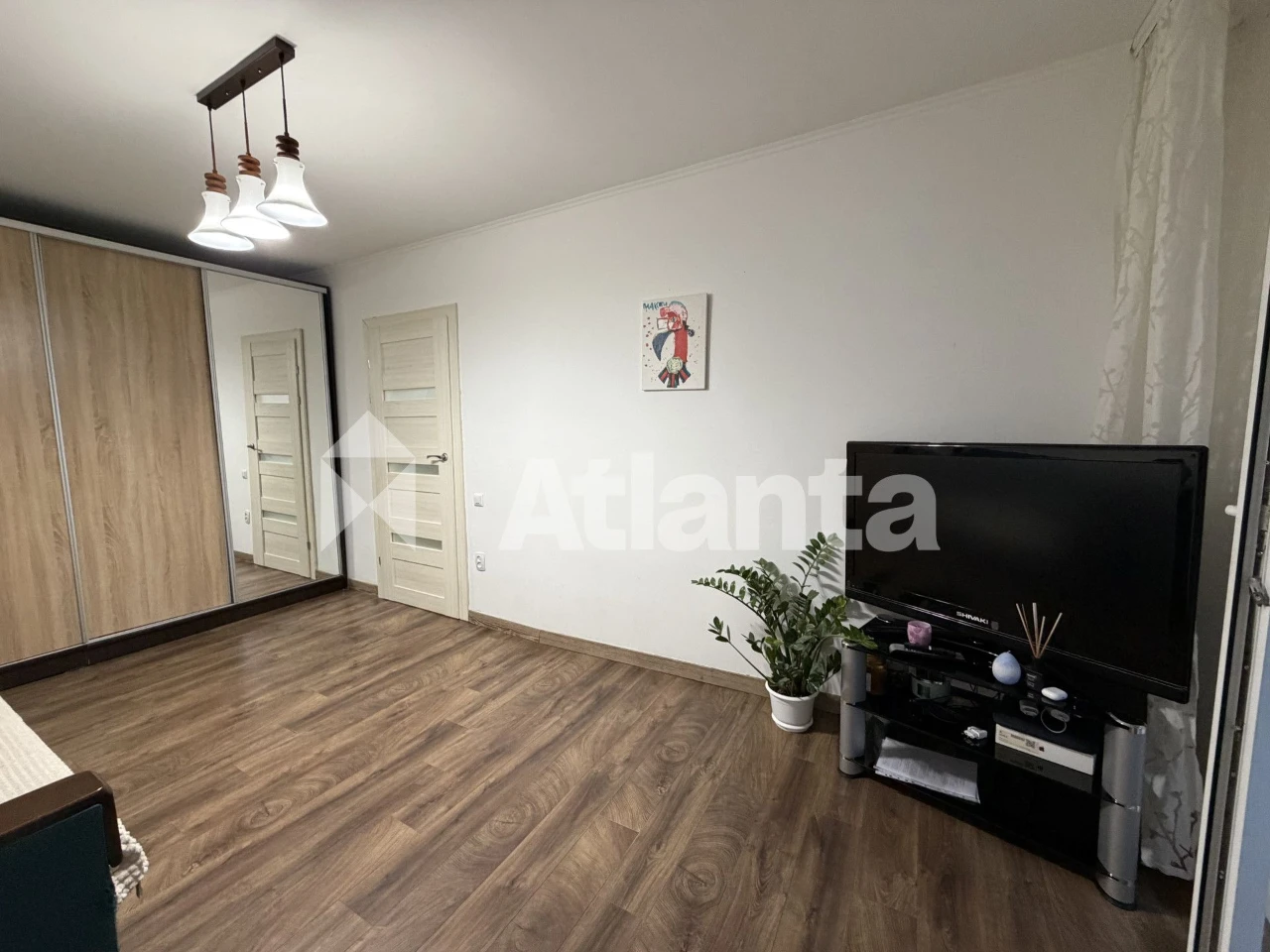 Sale of a 1-room apartment in the city center on Zолота Street.