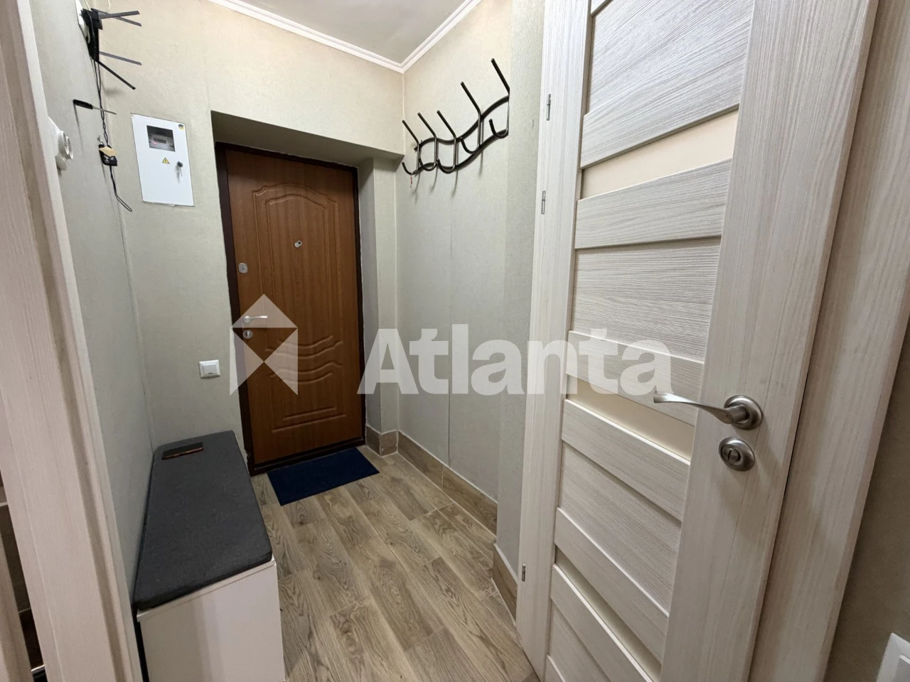 Sale of a 1-room apartment in the city center on Zолота Street.
