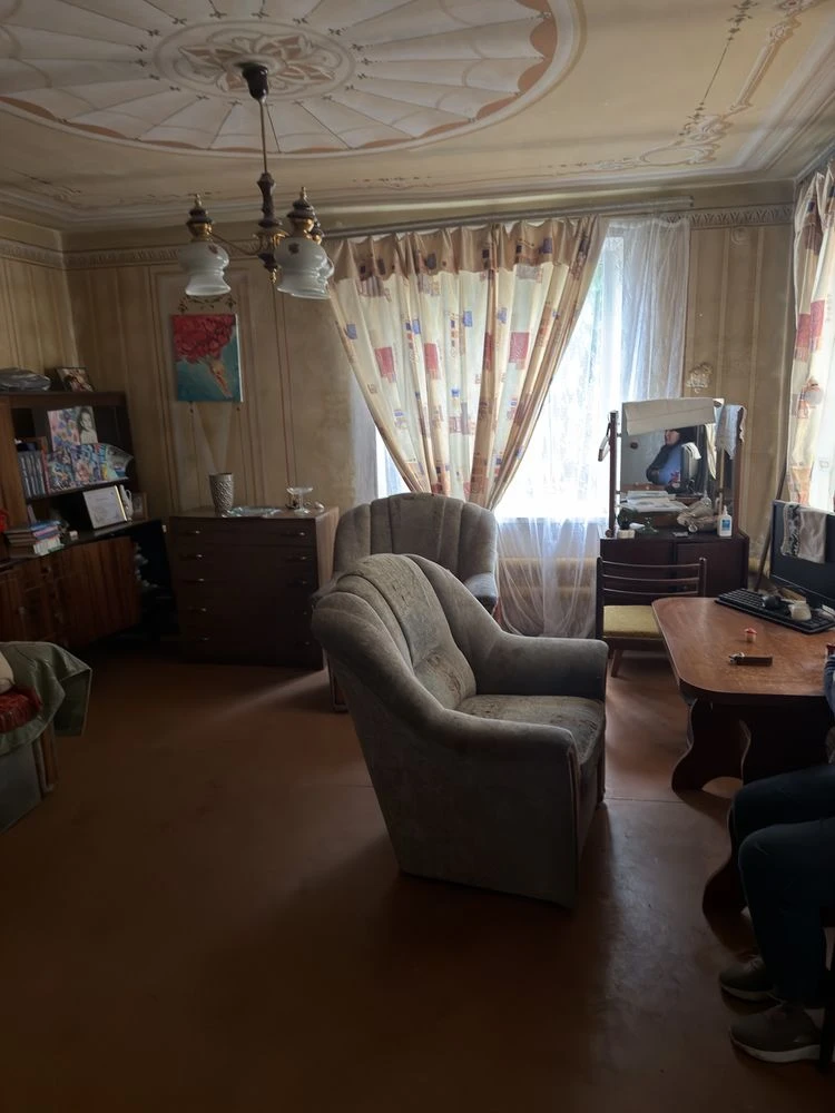 Продам частину будинку, поруч метро.