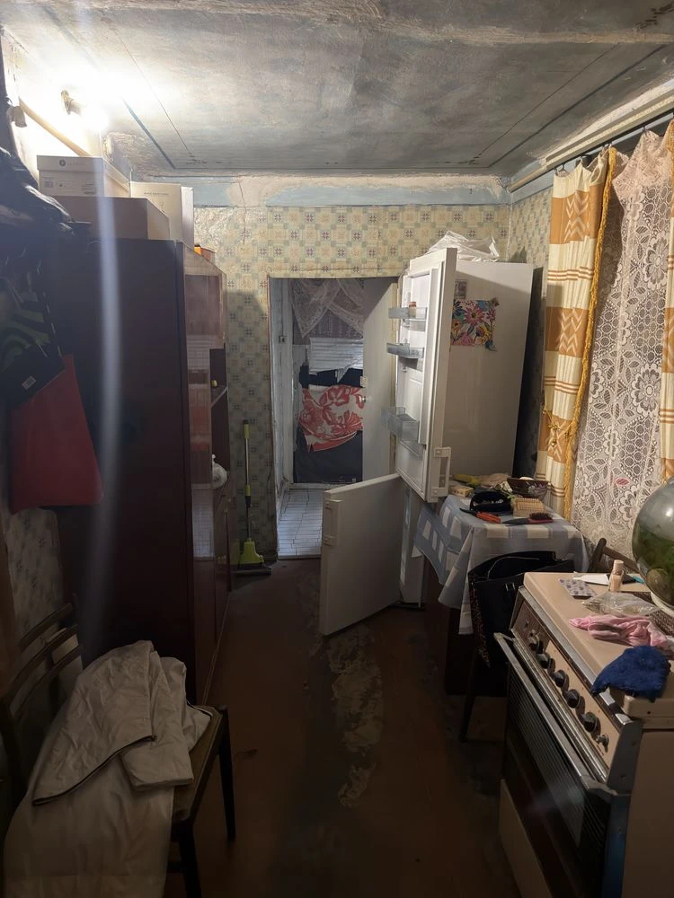 Продам частину будинку, поруч метро.