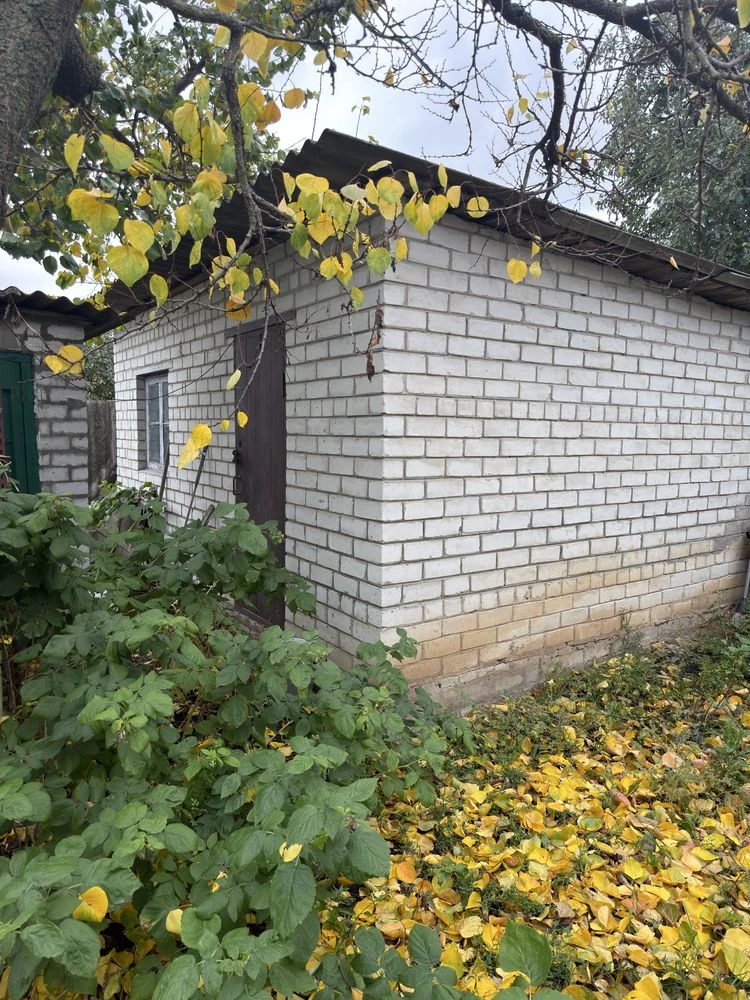 Продам частину будинку, поруч метро.
