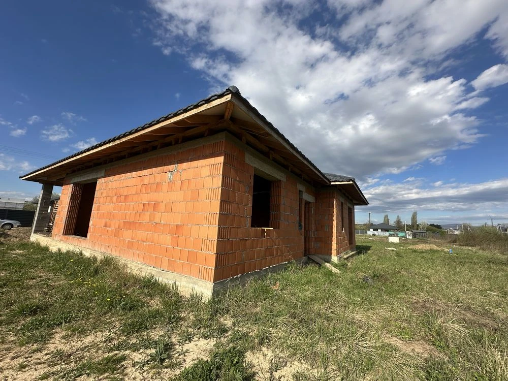 Продається американка на етапі будівництва в хорошій локації