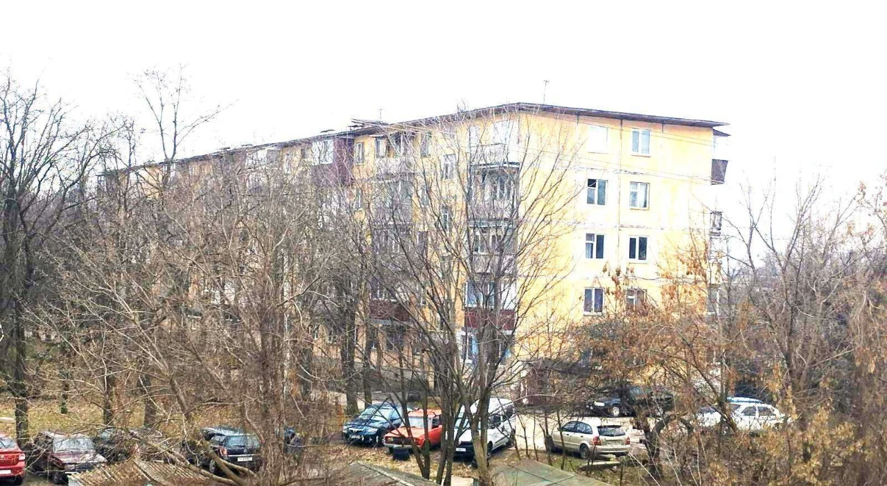 Продаю 1 кімнатну, 4/5 панель, 32 кв.м., центр, під капремон