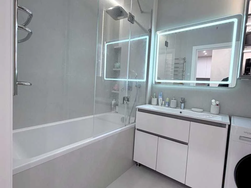 Apartment. Kyiv, Berezhyi Prospect.