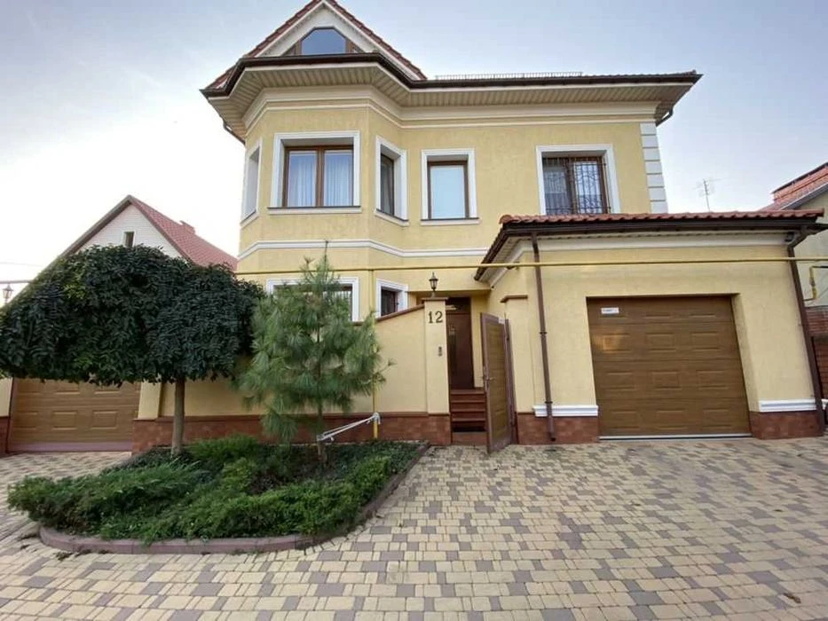 House by the sea on the sea side within the city limits