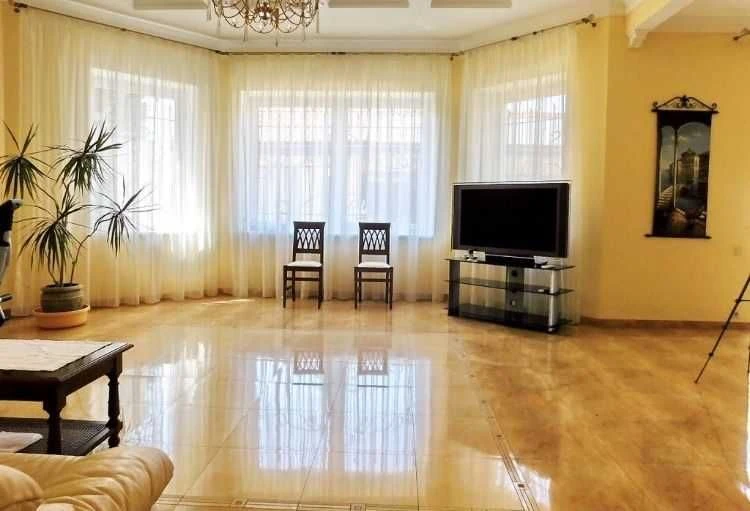House by the sea on the sea side within the city limits
