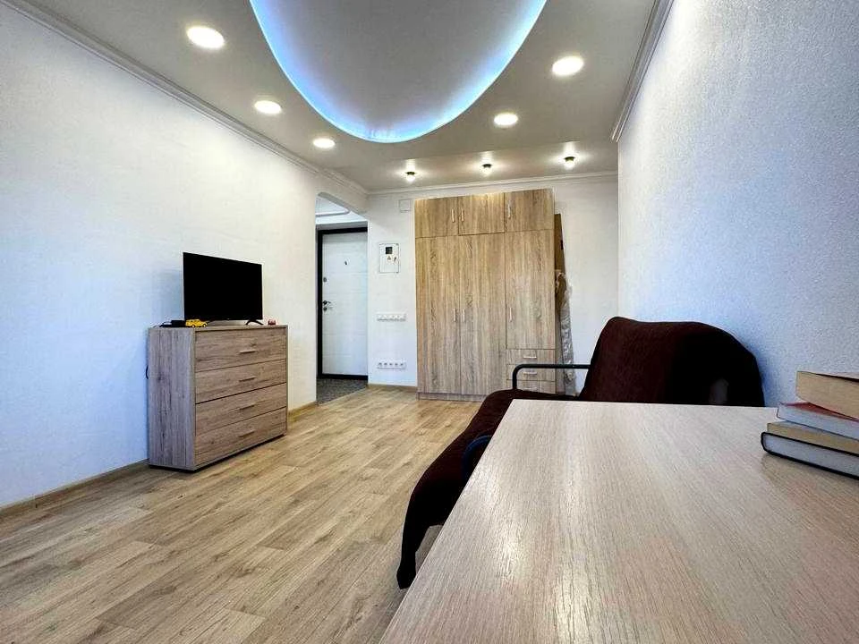 Apartment. Kyiv, Nabezhno-Lugova st.