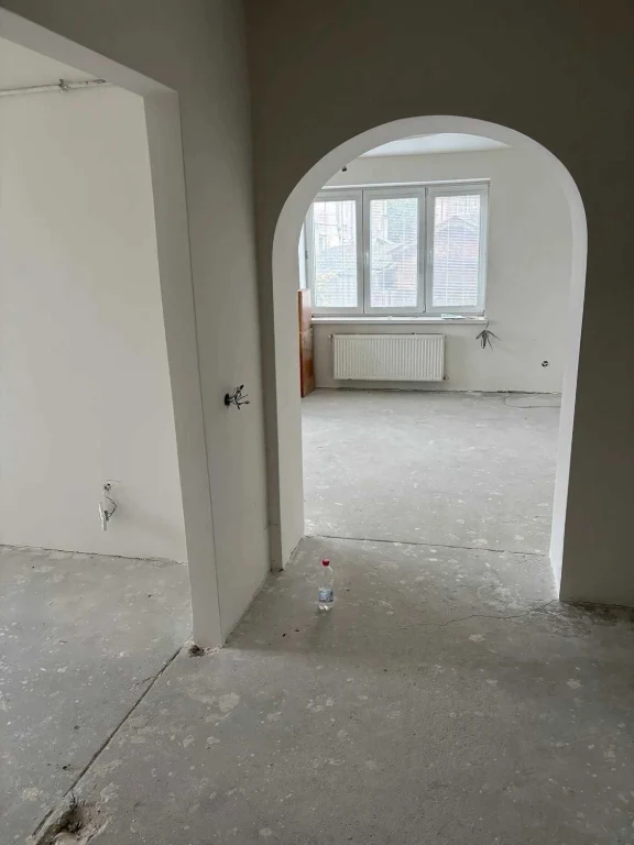 3-room apartment for sale with unfinished renovation in the center