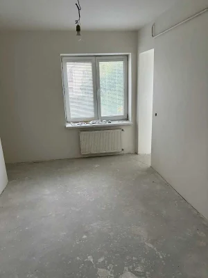 3-room apartment for sale with unfinished renovation in the center