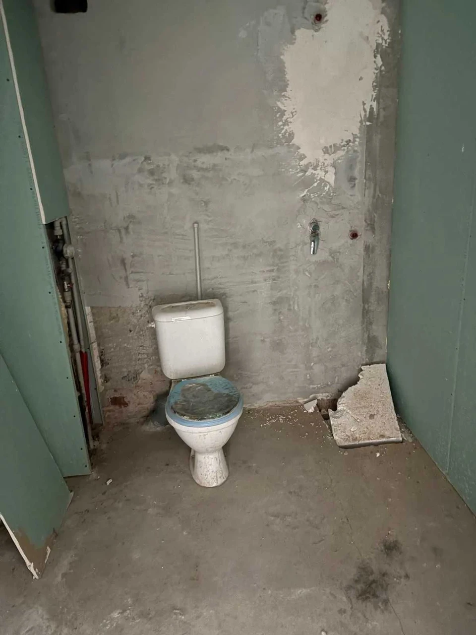 3-room apartment for sale with unfinished renovation in the center