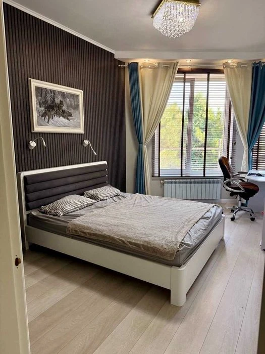 A luxurious renovated townhouse near the sea