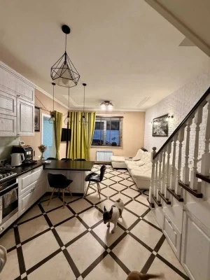 A luxurious renovated townhouse near the sea