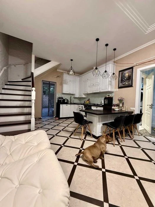 A luxurious renovated townhouse near the sea