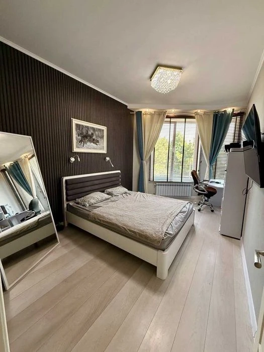 A luxurious renovated townhouse near the sea