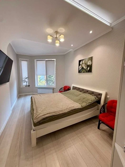A luxurious renovated townhouse near the sea