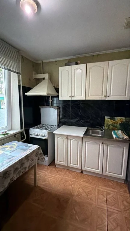 Продаж однокімнатної квартири в центрі міста, житловий стан, низ