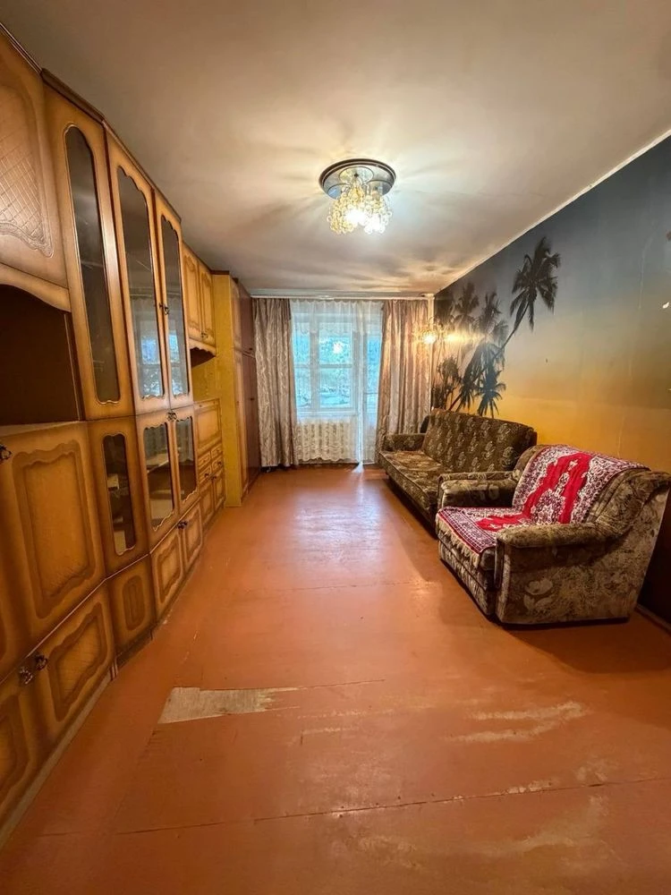 Продаж однокімнатної квартири в центрі міста, житловий стан, низ