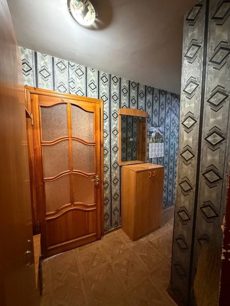 Продаж однокімнатної квартири в центрі міста, житловий стан, низ
