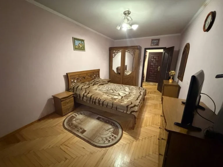 Продаж 2-кімнатної квартири з ремонтом | вул. Паркова