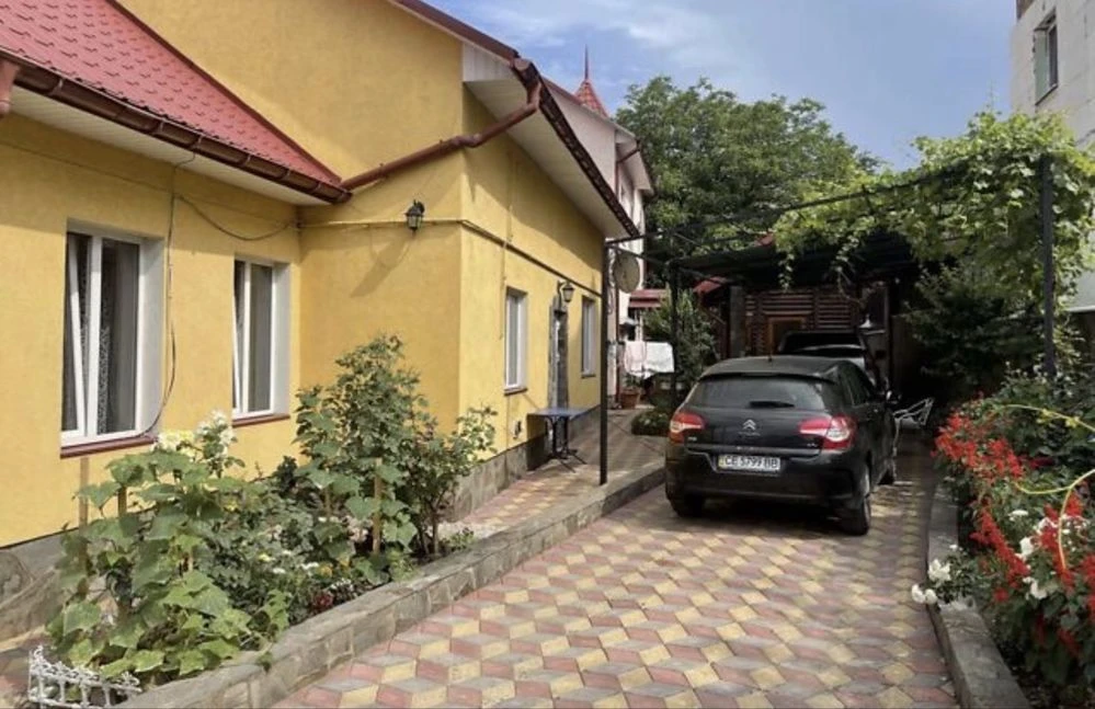 Продається домоволодіння з трьома будинками на одній територ