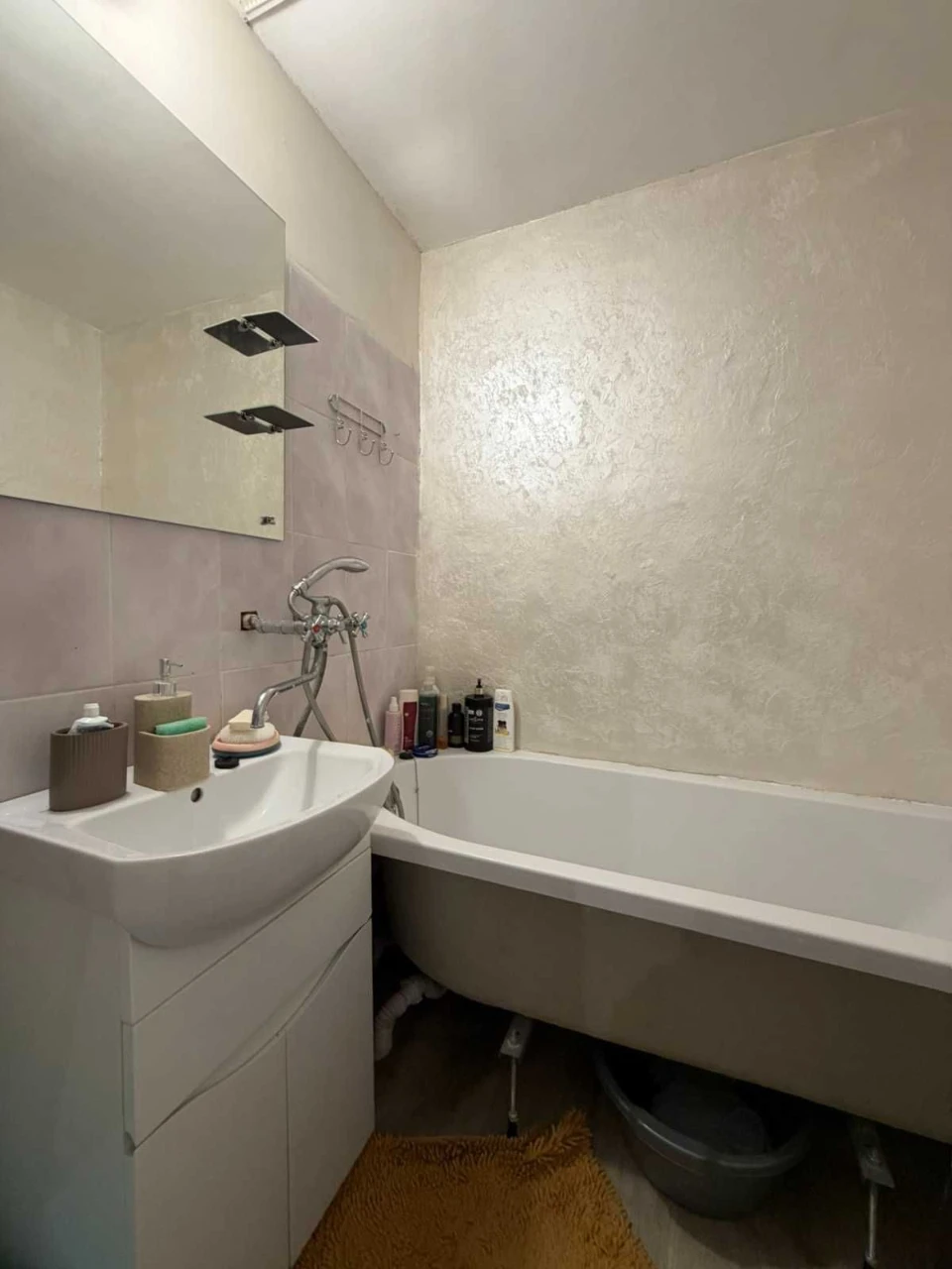 Sale of a 3-room apartment on Ch. Kalina street