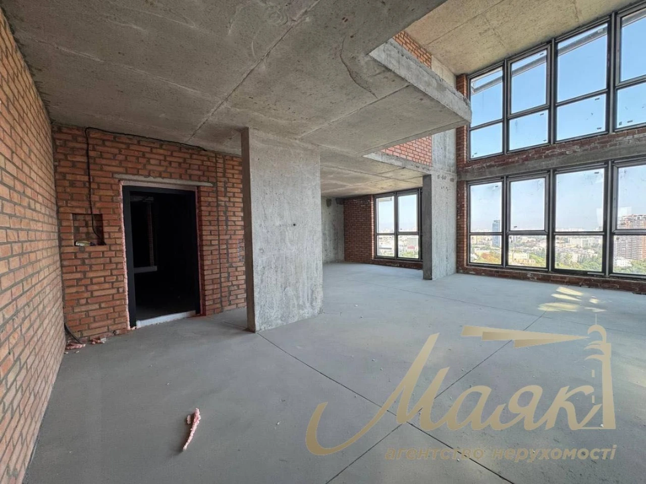 Sale of a Penthouse 191 sq.m. in the Maxima Residence Complex