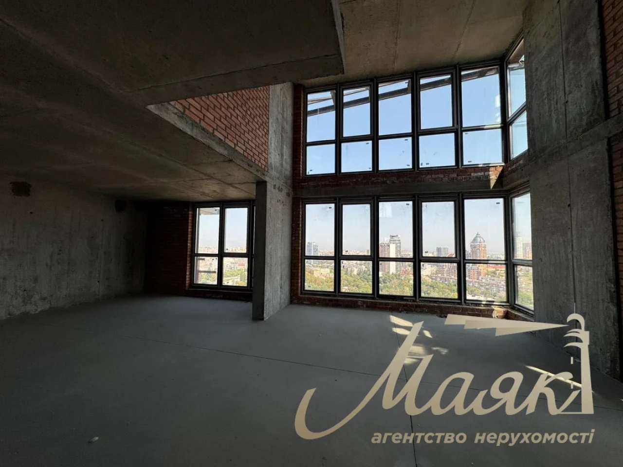 Sale of a Penthouse 191 sq.m. in the Maxima Residence Complex