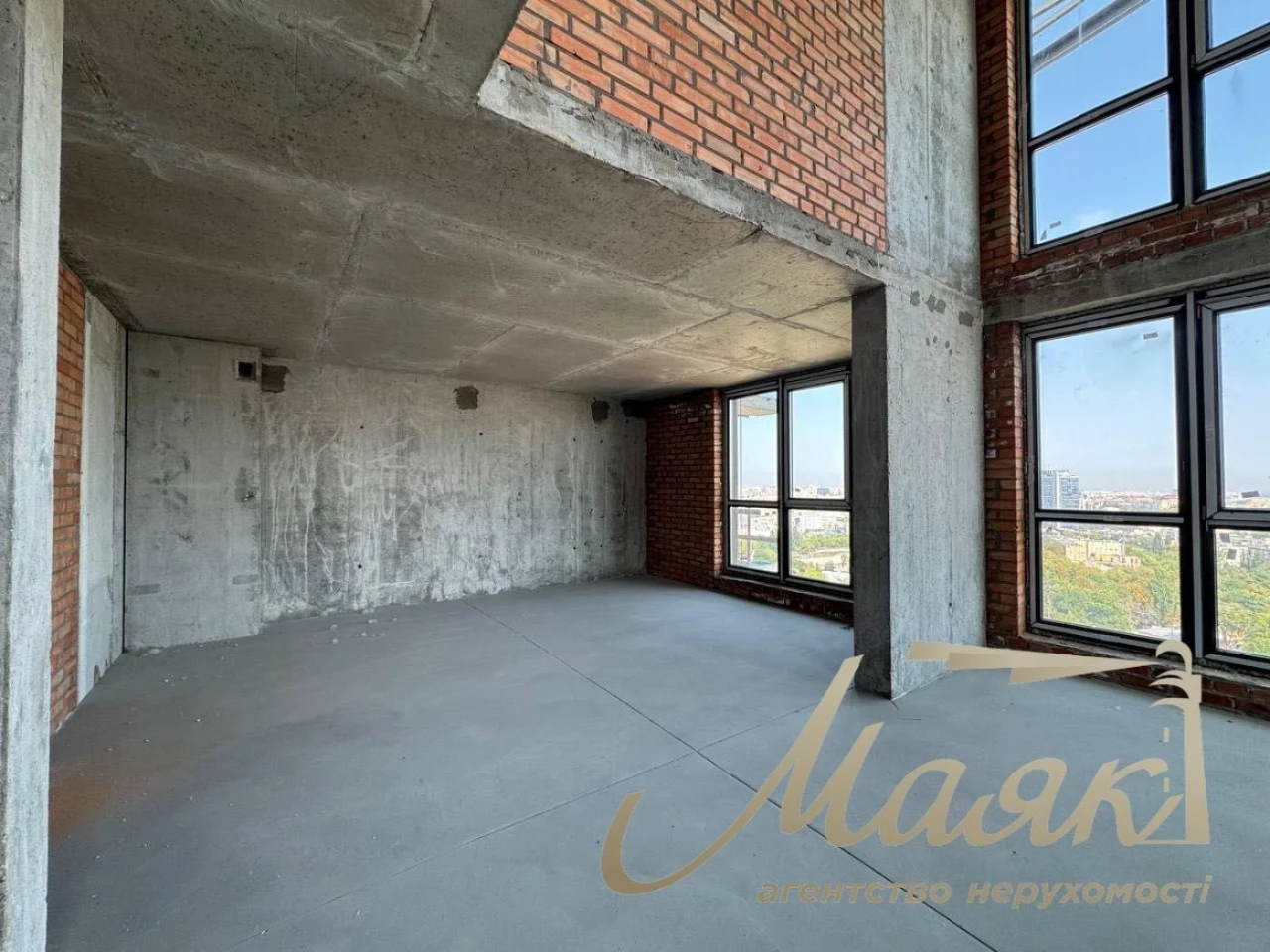 Sale of a Penthouse 191 sq.m. in the Maxima Residence Complex