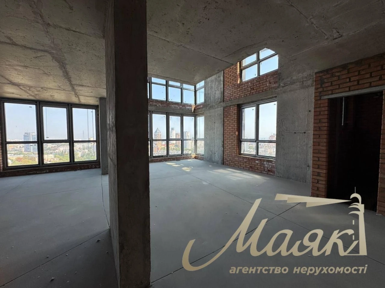 Sale of a Penthouse 191 sq.m. in the Maxima Residence Complex