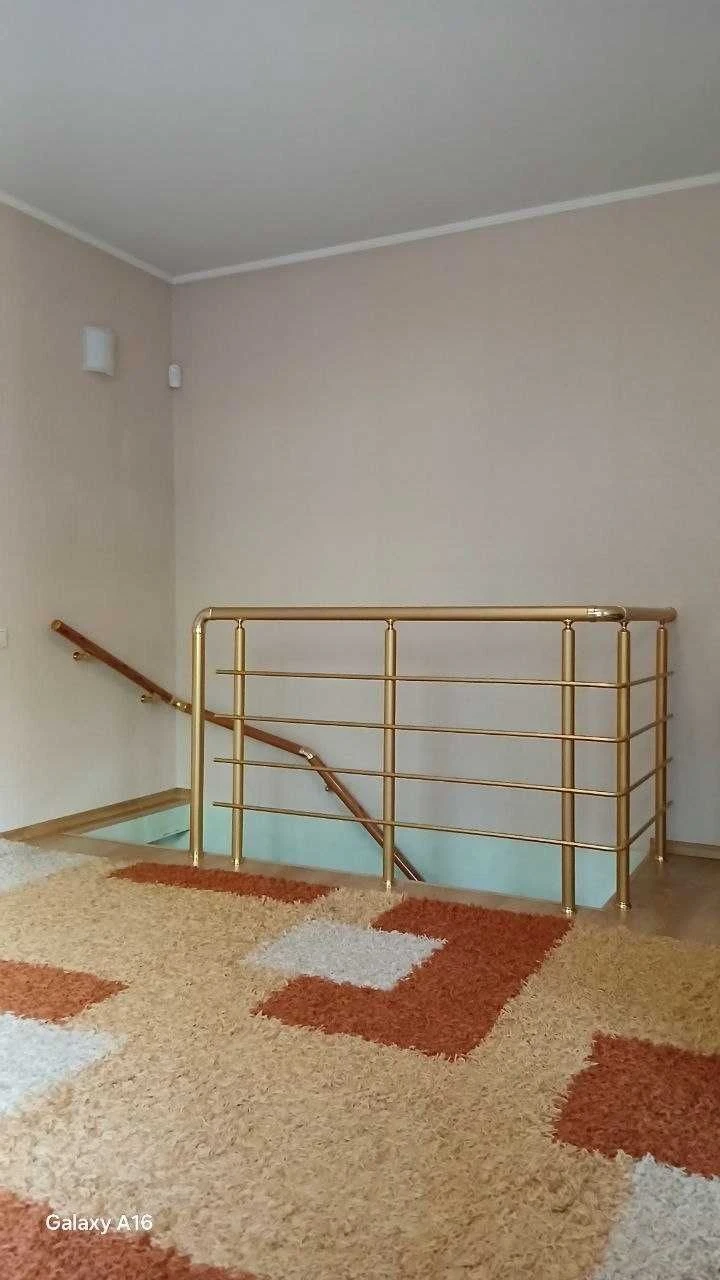 Продается двухэтажная квартира с участком в городе Чорноморск.