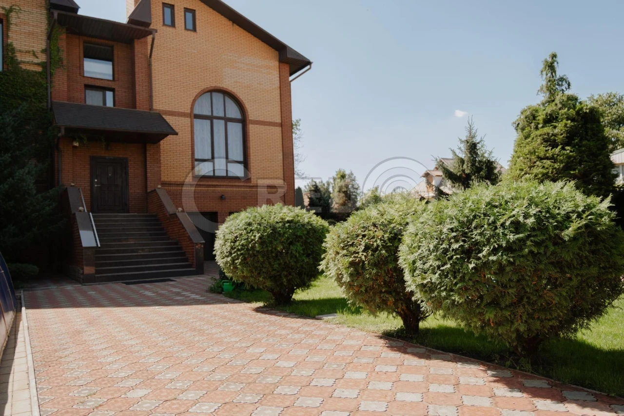 Продаж триповерхового будинку в центрі Кривого Рогу — 95 ква