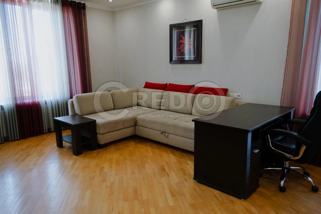 Продаж триповерхового будинку в центрі Кривого Рогу — 95 ква