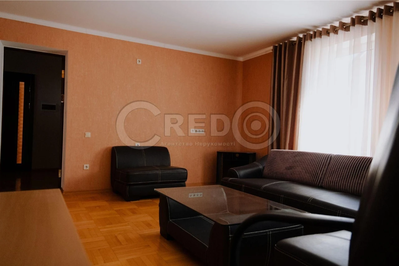 Продаж триповерхового будинку в центрі Кривого Рогу — 95 ква
